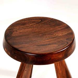 Taburete de madera maciza de estilo Charlotte Perriand, moderno de mediados de siglo, con tres patas, redondo, para ordeñar o como mesa auxiliar, al por mayor - Product Image 2