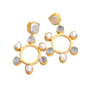 Boucles d'oreilles pendantes en laiton tendance, perles d'exportation, artisanales, semi-précieuses, polies à haute brillance, plaquées or, sans nickel, durables, prêtes à porter - Product Image 1