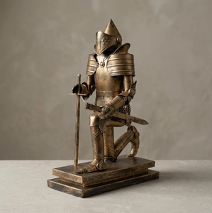 Estatua de caballero arrodillado con acabado en oro antiguo, apoyada en una rodilla con una espada larga sobre una base escalonada, a precios de mayorista. - Product Image 1