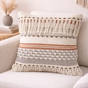 Housse de coussin texturée style bohème avec détails en pompons, housse de coussin décorative tissée, coussin d'appoint bohème pour canapé - Product Image 3