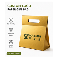 Boîte cadeau en papier kraft trapézoïdale dorée métallisée de luxe personnalisée avec poignée découpée et logo pour l'emballage de cosmétiques et de bijoux
