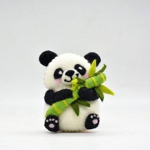 Figurine de panda en feutre de laine personnalisée - Jouet animal en feutre mignon pour enfants - Panda décoratif avec bambou pour la décoration des étagères et des bureaux - Product Image 4