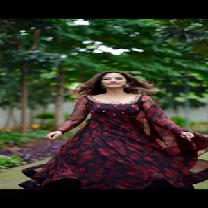 Robe en mousseline brodée VASTRA COTTAGE avec dupatta imprimé, entièrement doublée, coupe évasée, tenue élégante pour fêtes et occasions festives - Product Image 3