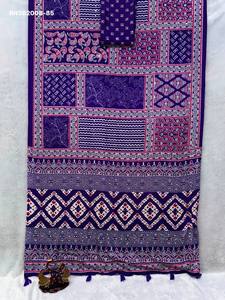 Sari en crêpe de satin de qualité supérieure avec imprimé Ajrakh, travail de miroir véritable et pampilles, ensemble avec blouse assortie - Fournisseur mondial - Product Image 3
