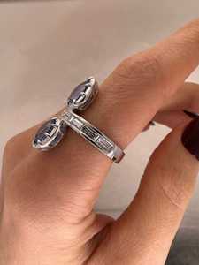 Bague Axe en Diamant et Saphir Bleu Haut de Gamme Or 18K Certifié IGI Design Moderne Élégant Saphir Bleu Non Chauffé Géométrique Axe - Product Image 2