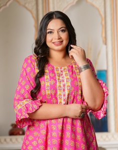 Kurti Anarkali de Rayón con Mangas Plisadas para Mujer, Talla Grande, Cuello Redondo, Estampado Floral, Corte Ajustado, Informal, para Fiesta, Color Rosa - Product Image 2