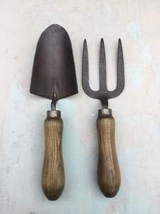 Trio de Herramientas de Jardinería Compactas con Mango de Madera: Paleta, Horquilla y Cultivador para Tareas en Jardines Pequeños - Product Image 6