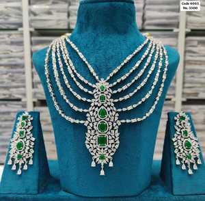 Elegante conjunto de collar nupcial en capas con detalles en verde menta y AD, con juego de aretes para mujer - Product Image 2