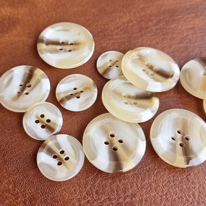 Botones Redondos de Cuerno de Búfalo de Alta Calidad, Estilo Animal, Duraderos, Hechos a Mano, con 4 Agujeros, para Coser Ropa, Camisas y Trajes - Product Image 5