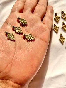 Pendentif en forme de fleur en laiton naturel plaqué or avec chaîne à maillons pour bijoux de mariage - Product Image 5