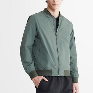 Blouson bomber long vert olive pour homme, couleur unie, col carré, fermeture boutonnée, style décontracté, design à patch sur la manche gauche - Product Image 1