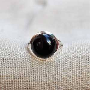 Bague ronde en onyx noir naturel, argent sterling 925, bijoux durables pour les occasions spéciales - Product Image 1