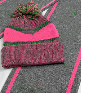 Ensemble 6 pièces bonnet et écharpe longue grise AKA – Personnalisable avec logo, en acrylique, color block, hiver, homme/femme, haute qualité, pour sororité - Product Image 2