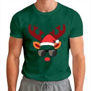 เสื้อยืดลายกวางเรนเดียร์สีเขียวสำหรับผู้ชาย พร้อมหมวกซานต้าและแว่นกันแดด พิมพ์ลายการ์ตูน แขนสั้น คอกลม ทรงพอดีตัว - Product Image 2