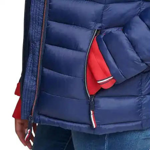 Chaqueta acolchada de plumón para mujer, diseño personalizado, color morado y rojo, con capucha y cuello acolchado, para invierno. - Product Image 6