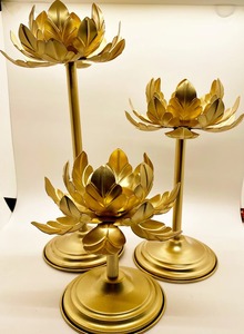 Support à bougie design lotus, élégant porte-bougie décoratif en métal pour la décoration de la maison, table de salon et usage festif, provenant d'Inde. - Product Image 5