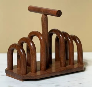 Le support à pain grillé en bois, sur la table, garde les tranches droites, croustillantes et élégantes comme un roi du petit-déjeuner. - Product Image 5