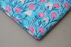 Tela con estampado floral 100% algodón suave y puro de estilo indio para ropa, vestidos, cortinas, ropa de dormir, fundas, sábanas y muchos más. - Product Image 4