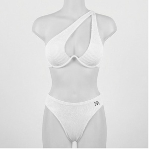 Ensemble de bikini asymétrique en tricot blanc, haut croisé à bretelles, bas de maillot de bain hipster, maillot de bain pour femmes - Product Image 1