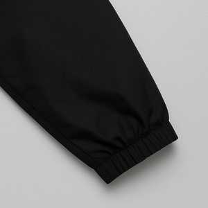 ชุดแจ็คเก็ตกันลมพิมพ์ลายฤดูใบไม้ร่วงแบบสปอร์ตและกางเกงจ็อกเกอร์สำหรับผู้ชาย ผลิตโดยโรงงาน OEM ผ้าไมโครไฟเบอร์น้ำหนักเบา แห้งเร็ว เหมาะสำหรับใส่ลำลองทุกวัน - Product Image 5