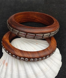Bracelets en bois de Sheesham faits à la main de qualité supérieure, style indo-occidental de l'Uttar Pradesh, breloques spéciales en laiton, forme personnalisée, tendance - Product Image 6
