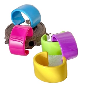 Bracelets en résine de haute qualité pour femmes, motif classique d'amoureux, design irrégulier, bracelets en perles, bracelets en gros - Product Image 3