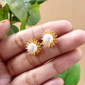 Pendientes delicados con perlas sintéticas redondas, resistentes al deslustre, con diseño de rayos de sol, de latón chapado en oro de 18k, joyería linda para mujer, regalos. - Product Image 5