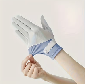 Gants d'équitation bleu clair et blanc pour femmes, coupe régulière, fermeture à crochets et boucles, accessoires équestres légers et respirants - Product Image 4