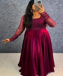 ชุดเดรสผ้าไหม Fendi ประดับเลื่อมและลูกปัดสุดหรู พร้อมผ้าคลุมไหล่และเข็มขัดคาดเอว เหมาะสำหรับงานเทศกาล ราคาขายส่ง เสื้อผ้าชาติพันธุ์ สีไวน์ - Product Image 2