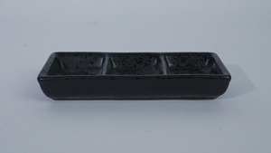 Plat à sauce en céramique noire mouchetée, trois compartiments, forme rectangulaire, design Japandi, passe au lave-vaisselle, idéal pour les sushis - Product Image 3