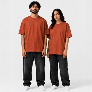T-shirt unisexe en coton orange rouille, coupe oversize avec épaules tombantes, col rond, manches courtes et coupe décontractée pour un style streetwear décontracté - Product Image 2