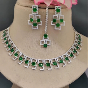 Ensemble de bijoux de mariage élégant et classique pour les mariées, collier chandelier en cristal/strass avec boucles d'oreilles chandelier - Product Image 1
