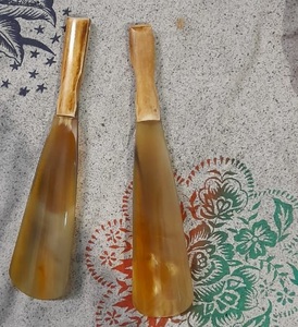 Chaussure en corne de botte de buffle naturel, peigne rond à long manche, facile à nettoyer pour éviter les éraflures. - Product Image 1