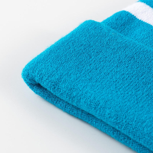 Bonnet rayé personnalisé avec pompon, bonnet d'hiver en tricot à revers, fabrication OEM de tricots - Product Image 5