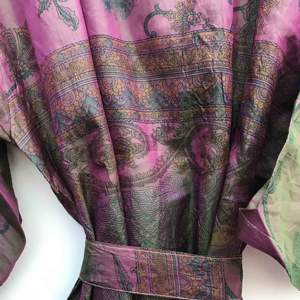 Robe Kimono Vintage en Soie, Style Bohème, Tenue de Détente, Cache-maillot de Festival, Kimono Sari Fait Main en Patchwork, Peignoir en Soie Recyclée, Unisexe - Product Image 6