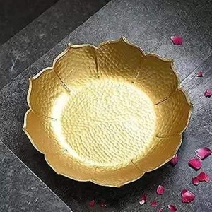 Juego de 3 Portavelas de Metal Estilo Flor Dorada, Portavelas de Latón Hechos a Mano, Elegantes Centros de Mesa para Bodas, Navidad y Decoración del Hogar - Product Image 4