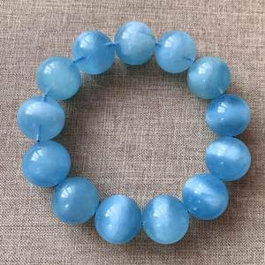 Exclusiva Pulsera de Resina Hecha a Mano con Acabado de Diseño Contemporáneo, Accesorio de Moda Premium para Mujer - Product Image 2