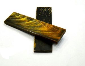 Écaille décorative en os pour la fabrication de couteaux personnalisés, design traditionnel fait main, surface lisse, durable et polie. - Product Image 1