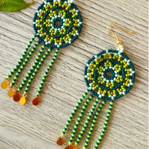 Boucles d'oreilles en perles de verre impeccables pour une présentation haut de gamme en boutique, offrant un arrangement de perles de haute qualité et un attrait moderne - Product Image 1