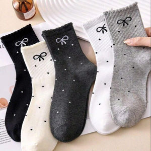 Chaussettes graphiques vintage style streetwear en coton respirant pour usage quotidien, design tendance pour marques de mode, vente en gros et au détail - Product Image 1