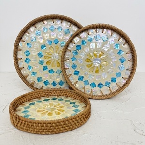 Plateau de service rond en rotin fait main avec incrustation de nacre, lot de 3, plateau de table basse décoratif tressé en coquille de capiz, plateau de cuisine unique - Product Image 1