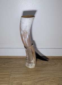 Corne à boire viking avec support en bois de qualité supérieure, en corne naturelle fabriquée à la main, thème festival, haute qualité, historique - Product Image 3