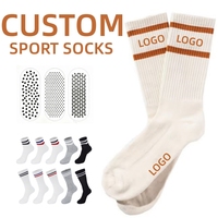 Chaussettes de sport en coton jacquard rayées personnalisées en gros d'usine, chaussettes antidérapantes personnalisées pour le basketball, le fitness, le yoga et le Pilates
