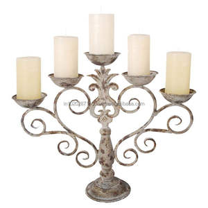 Candelabros decorativos de hierro de pie con detalles rústicos perfectos para entradas de casas de campo o acogedoras cenas con velas - Product Image 6