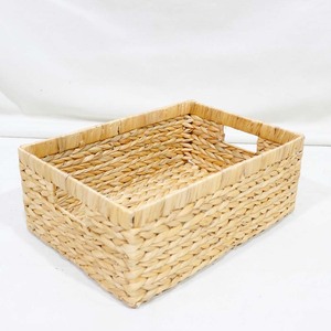 Panier de rangement décoratif tendance en jacinthe d'eau tressée avec poignées - Product Image 1