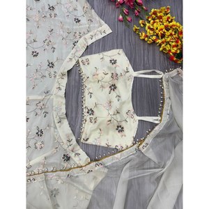 Belle tenue de fête 2XL Lehenga Choli avec broderie de fil - Product Image 6