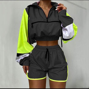 เสื้อแจ็คเก็ตแขนยาวสีฟ้าอ่อนและเขียวสะท้อนแสงแบบคัลเลอร์บล็อกสำหรับผู้หญิง พร้อมปกตั้งและกางเกงขาสั้นเข้าชุด ชุดคู่แบบ OEM - Product Image 4