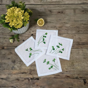 Pousses vertes fraîches brodées sur des serviettes en lin, apportant une énergie vibrante et une touche de nature au repas quotidien. - Product Image 3