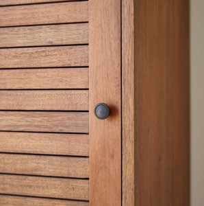 Armoire de rangement murale en bois massif pour salle de bain, design mid-century, avec porte à lattes, idéale pour les salles de bain d'hôtel - Product Image 6