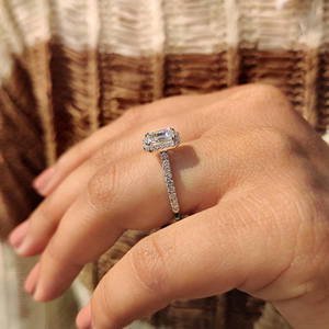 Elegante Anillo de Compromiso con Halo de Esmeraldas y Diamante Peekaboo, Oro de 10K, 14K, 18K, Joyería Nupcial de Laboratorio, Proveedor Mayorista en Línea - Product Image 2